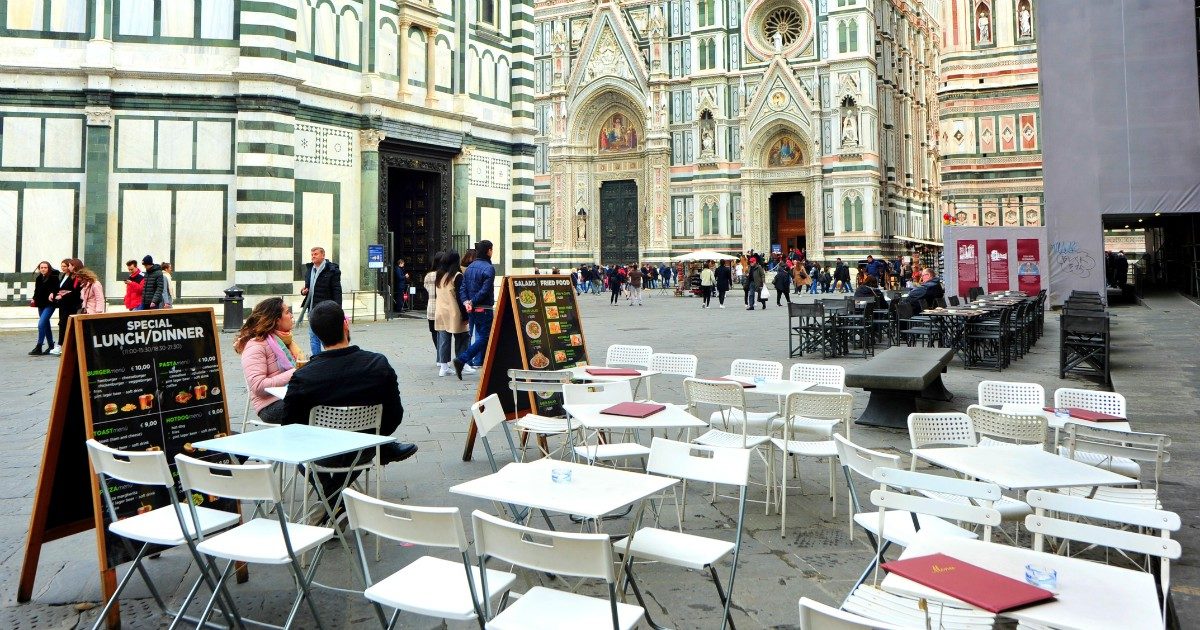 Coronavirus, le ipotesi degli esperti per la Fase 2: tre macroaree, moda e auto verso la riapertura il 27. Bar, ristoranti e parchi: c’è uno spiraglio per ricominciare il 4 maggio. Palazzo Chigi: “Non c’è nulla di certo”