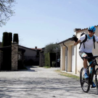 Il ciclista Davide Martinelli saluta il padre Giuseppe prima di andare a consegnare medicinali agli anziani di Rovato, Brescia