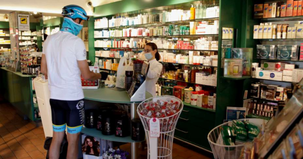 Il ciclista Davide Martinelli mentre consegna medicinali agli anziani di Rovato, Brescia