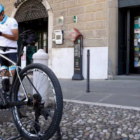 Il ciclista Davide Martinelli mentre consegna medicinali agli anziani di Rovato, Brescia