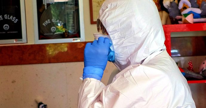 Coronavirus, troppi morti: in Toscana le Asl subentrano ai privati in 39 residenze per anziani. Ma anche la Regione è sotto accusa