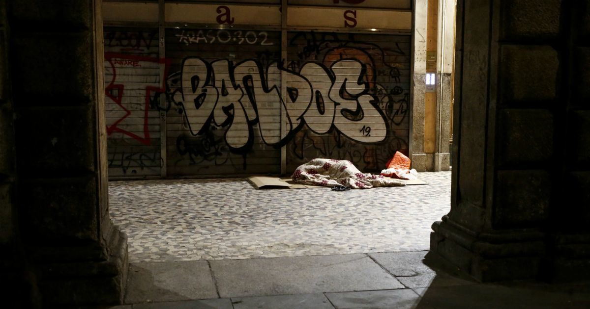 Coronavirus, appello alle istituzioni per i senza dimora: ‘Basta multe a chi non sa dove stare. Prolungare piano freddo e presidi medici ad hoc’