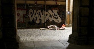 Copertina di Coronavirus, appello alle istituzioni per i senza dimora: ‘Basta multe a chi non sa dove stare. Prolungare piano freddo e presidi medici ad hoc’