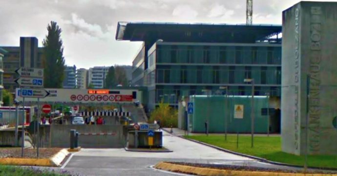 Coronavirus, mascherine cinesi difettose a Bolzano: sequestri in 7 ospedali altoatesini, indagato il direttore dell’Asl che non le ritirò
