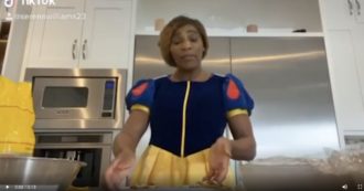 Copertina di Serena Williams cucina vestita da Biancaneve e scherza sulla cerniera che non si chiude più