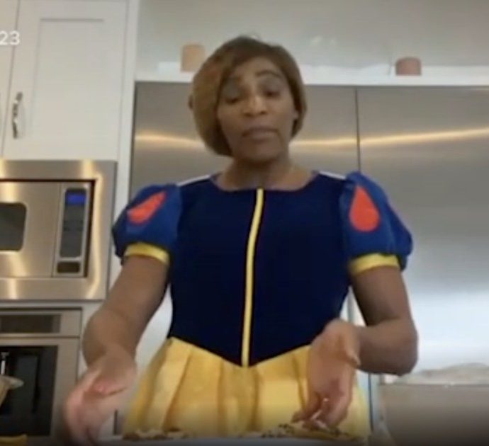 Serena Williams cucina vestita da Biancaneve e scherza sulla cerniera che non si chiude più