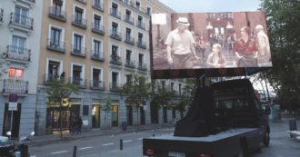 Copertina di “Addio baci e balli sul set: faremo film in costume”