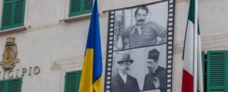 Copertina di Coronavirus, a Brescello in 15 al funerale del suocero del boss Grande Aracri: denunciati. Per 2 accusa di epidemia: “Erano già positivi”