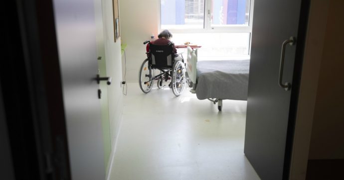 Coronavirus – Canada, casa di riposo abbandonata dallo staff: anziani morti, a terra e affamati