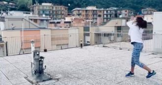 Coronavirus, a Finale Ligure partita di tennis da palazzo a palazzo: il video del match sui tetti fa il giro del mondo