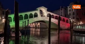 Copertina di Venezia, tramonto in timelapse e il ponte di Rialto illuminato dal tricolore: le immagini