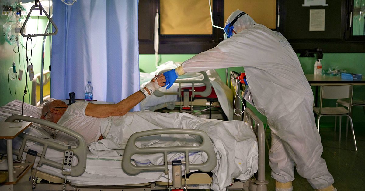 Coronavirus, gli assistenti sociali nell’emergenza: argine alla solitudine dei pazienti e aiuto per le famiglie. Dalle dimissioni protette alle videochiamate: “Grazie, forse era l’ultima volta che vedevo mio padre”