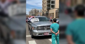 Coronavirus, negli Stati Uniti proteste anti-lockdown: a Denver gli infermieri in camice e mascherina bloccano il corteo. Le immagini
