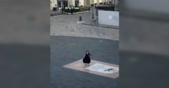 Coronavirus, vestita di nero scende in piazza a Lecce e balla la pizzica: “Noi resistiamo”. Il video fa il giro del web