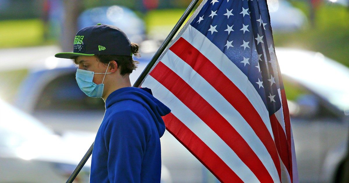 Coronavirus, negli Usa 43mila morti e 800mila casi. Contagio di massa in un carcere dell’Ohio: 2mila positivi. Nuovo picco di vittime in Uk: 823 in 24 ore, oltre 17mila in tutto. Grecia, focolaio in centro per migranti