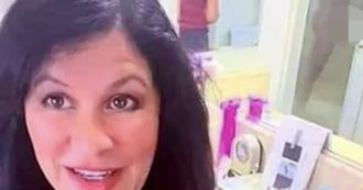 Copertina di La giornalista si collega per un tutorial su come curare in capelli in quarantena ma nell’inquadratura spunta il marito nudo