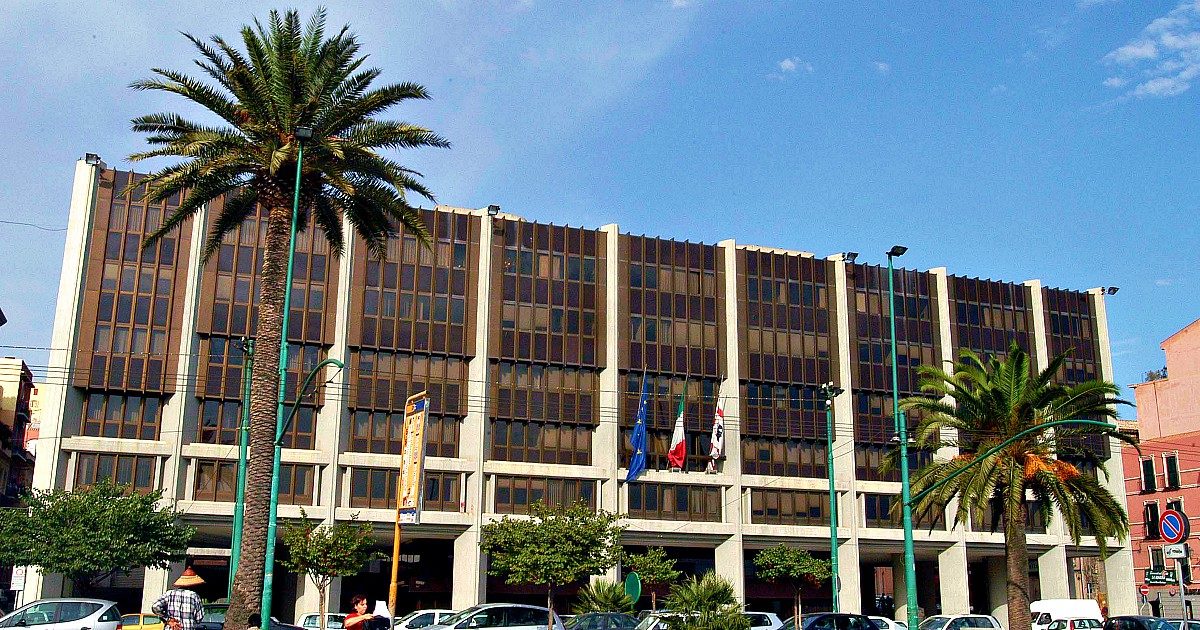 Coronavirus, la Regione Sardegna spende 18,5 milioni di euro per 4 milioni di mascherine da una società calabrese. Lo stesso giorno l’azienda ospedaliera di Sassari le compra a un terzo del prezzo