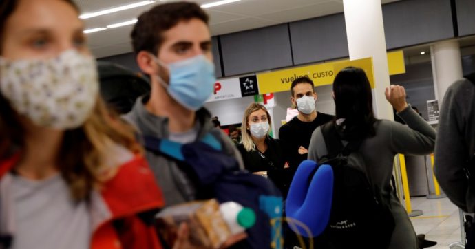 Air France ignora il contagio. Voli pieni e poche protezioni