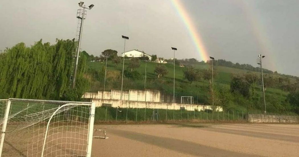 Vince in trasferta e per festeggiare calcia fuori dallo stadio tutti i palloni dei padroni di casa – Domeniche bestiali