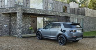 Copertina di Land Rover Evoque e Discovery Sport, in vendita anche le versioni ibride alla spina