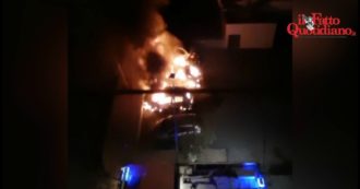 Copertina di Cosenza, incendiata l’auto di un giornalista: non era la prima volta che subiva atti intimidatori. Le immagini del rogo