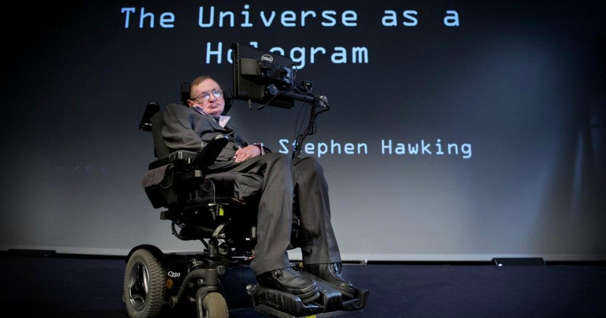 “Si addormentava sentendo la sua voce che ripeteva in loop ‘Sei un genio’. Era una delle persone più egocentriche mai incontrate”: la nuova biografia di Stephen Hawking fa discutere