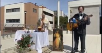 Copertina di Taranto, terminata la messa sul terrazzo un prete inizia a cantare “I due Liocorni” e tiene il ritmo con i coperchi delle pentole