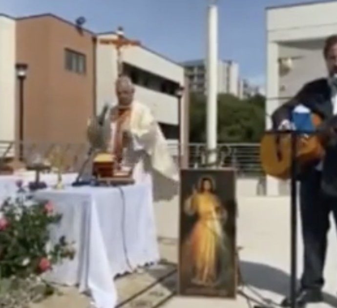 Taranto, terminata la messa sul terrazzo un prete inizia a cantare “I due Liocorni” e tiene il ritmo con i coperchi delle pentole