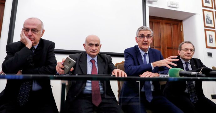 Liti e insulti tra esperti nel Comitato. Ippolito: “Siete servi sciocchi”