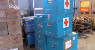 Copertina di Coronavirus, dentro il magazzino della Croce Rossa a Roma: “Qui vengono raccolte tutte le donazioni poi smistate alle regioni”