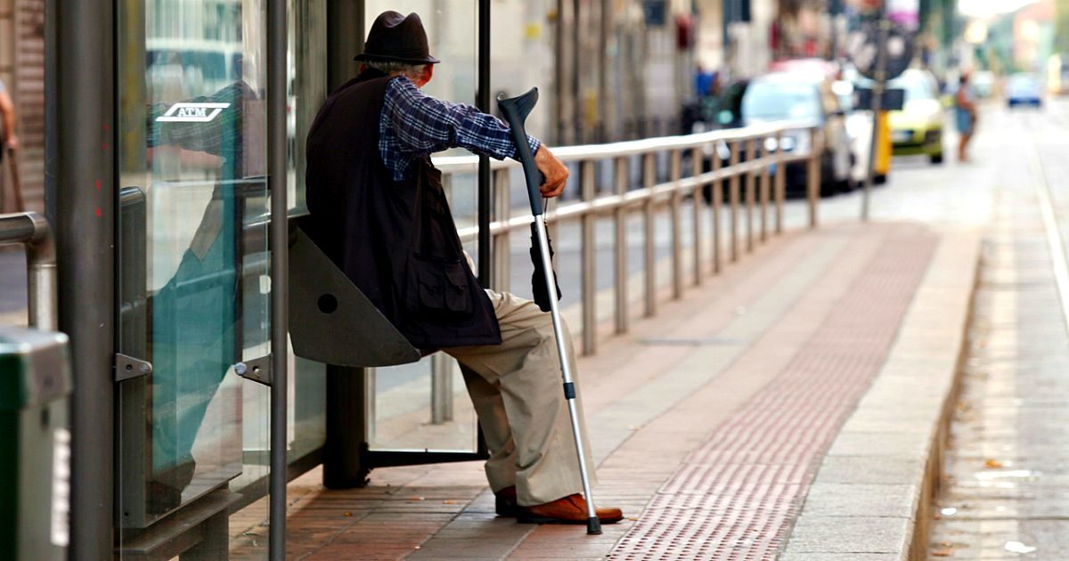 Coronavirus, le difficoltà di colf e badanti: invisibili e senza aiuti. Le regolari licenziate (+30%), quelle in nero cacciate. La maggior parte spera nel reddito d’emergenza – Le storie