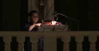Copertina di Coronavirus, l’orchestra di Doha suona prima dell’inizio Ramadan: l’ultimo concerto è dai balconi