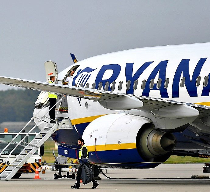 “C’è una bomba sull’aereo”: atterraggio d’emergenza di un volo Ryanair ma era “solo” uno scherzo