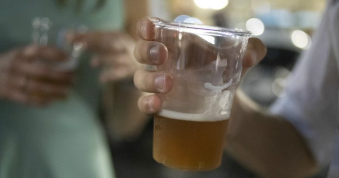 Milano Marittima, divieto di consumare alcolici dalle 21 alle 6 nei luoghi pubblici: l’ordinanza del sindaco sulla movida