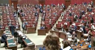 Copertina di Coronavirus, la Camera respinge ordine del giorno di Giorgia Meloni per il no al Mes: urla e proteste dai banchi di FdI dopo il voto