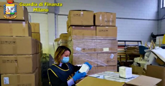 Coronavirus, mascherine senza certificazioni sequestrate a Milano in 12 farmacie. Lodi, denunciato venditore per ricarico del 700%