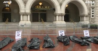 Copertina di Coronavirus, la protesta contro Trump: finti sacchi per cadaveri davanti al suo hotel a Washington