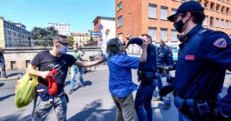 Copertina di 25 aprile, svastiche e simboli fascisti su lapidi per la Resistenza in diverse zone d’Italia. Cortei degli antagonisti a Milano: fermati