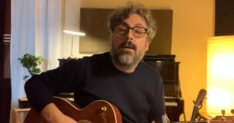 Copertina di 25 aprile, anche il cantautore Brunori Sas intona “Bella ciao”: la versione con chitarra acustica e voce dal salotto di casa