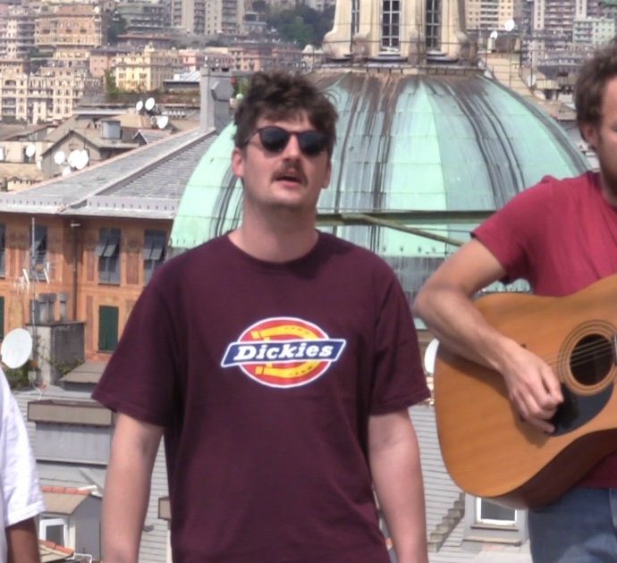 25 aprile, non solo “Bella ciao”: sui tetti di Genova risuona anche il canto partigiano “Siamo i ribelli della montagna”. Le immagini