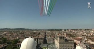 Copertina di 25 aprile, lo spettacolo delle Frecce Tricolori: sorvolano Roma deserta dall’Altare della Patria al Quirinale. Le immagini