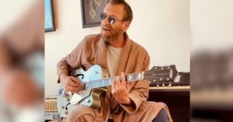 Copertina di Barba incolta, vestaglia e chitarra: Biagio Antonacci canta la sua “Domenica bestiale” di Fabio Concato