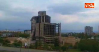 Copertina di Bulgaria, a Sofia abbattuto palazzo di epoca comunista rimasto incompiuto per 37 anni: le immagini dell’esplosione