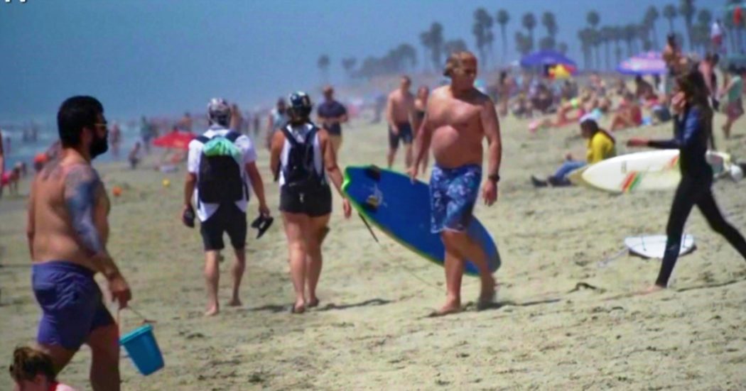 Coronavirus, in California spiagge affollate nonostante i divieti: le persone provano a mantenere il distanziamento fisico