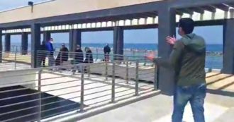 Copertina di Coronavirus, a Bari il sindaco Decaro rimprovera i cittadini che prendono il sole sul lungomare: “Non potete stare qui, andate a casa”