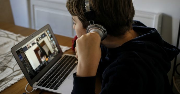 Didattica a distanza, il 12% degli studenti tagliato fuori dalle lezioni online: connessione inadeguata e mancanza di dispositivi