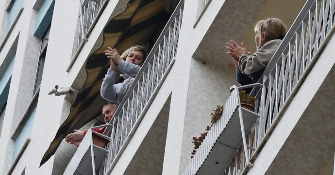 Copertina di A casa fra capricci, compiti e chiacchiere al balcone… E al lavoro a sedare le liti