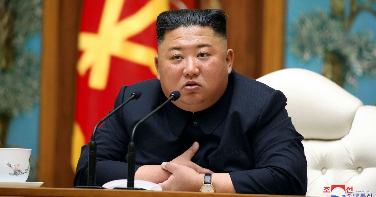 Kim Jong-Un, la verità sulla foto fake del leader nord coreano con un telo rosso