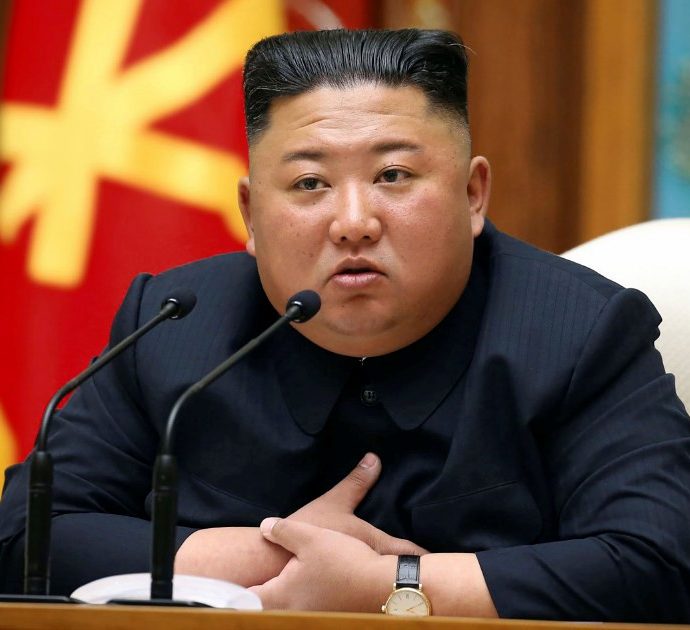 Corea del Nord, Kim Jong-un vieta le giacche di pelle: le potrà portare solo lui, ecco perché