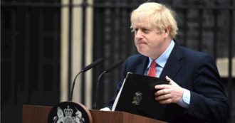 Copertina di Coronavirus, Boris Johnson torna a Downing Street: “Si inizia a invertire la tendenza, ma non allentiamo: non buttiamo via i sacrifici”